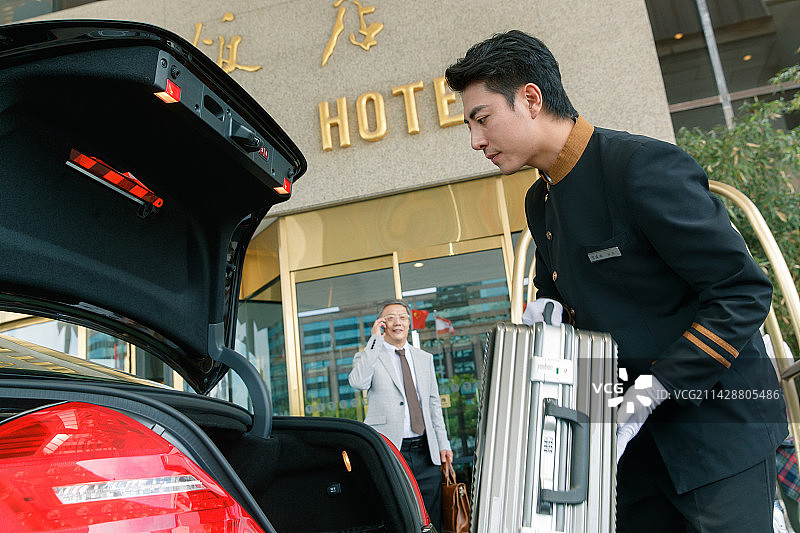 酒店服务人员给顾客装运行李图片素材
