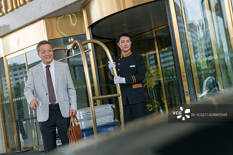 酒店服务人员给顾客装运行李图片素材