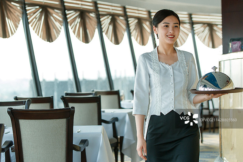 酒店服务人员上菜图片素材