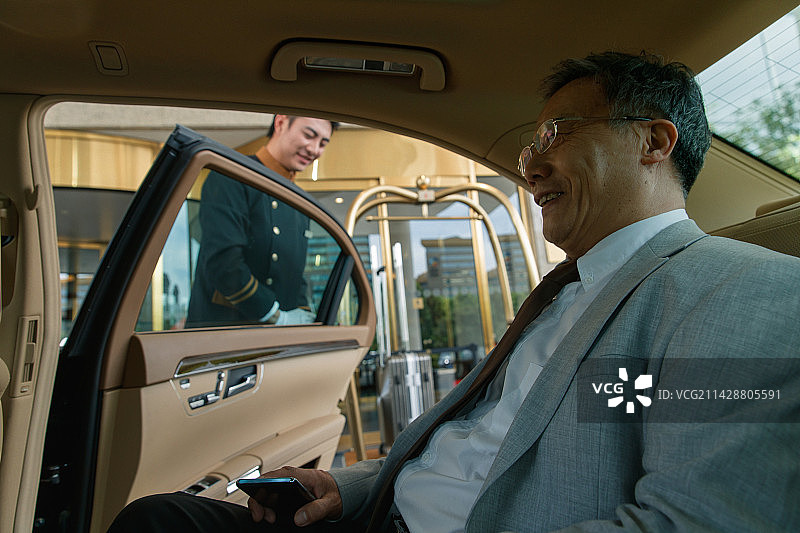 酒店服务人员给顾客打开车门图片素材