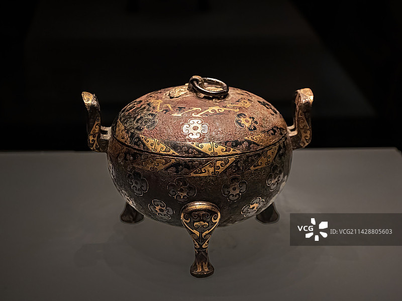 中国河南省洛阳市博物馆 战国错金银铜鼎图片素材