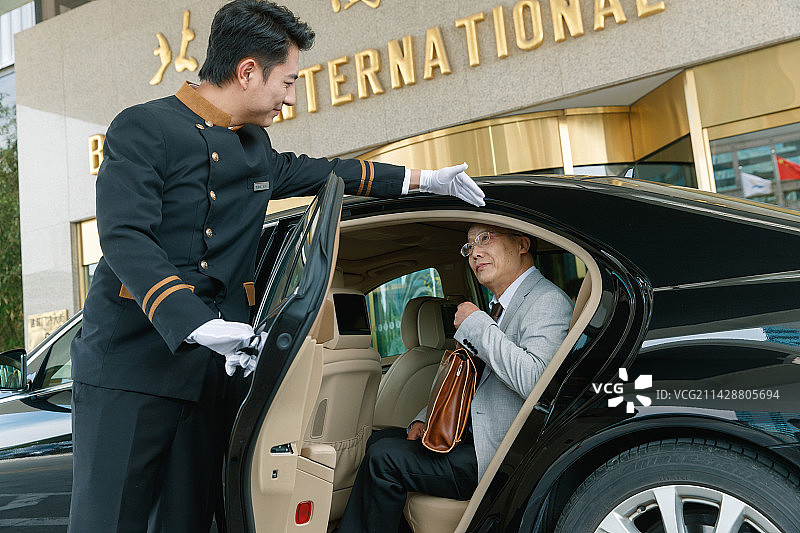 酒店服务人员给顾客打开车门图片素材