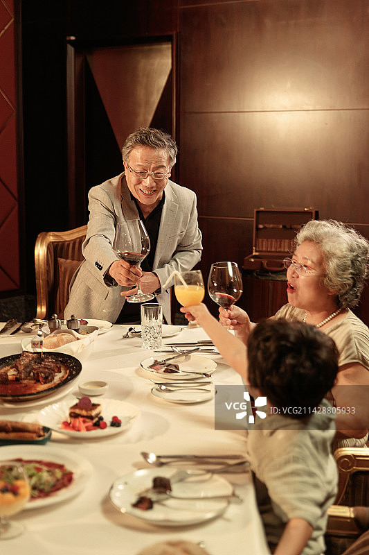 幸福家庭在西餐厅用餐图片素材