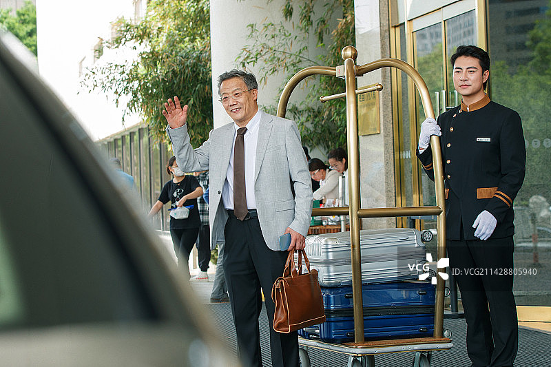 酒店服务人员给顾客装运行李图片素材