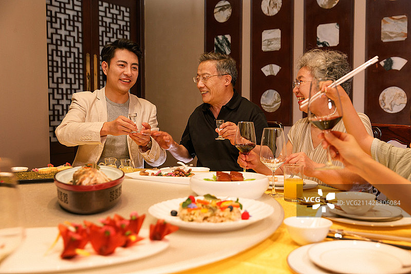 幸福家庭在餐厅用餐图片素材