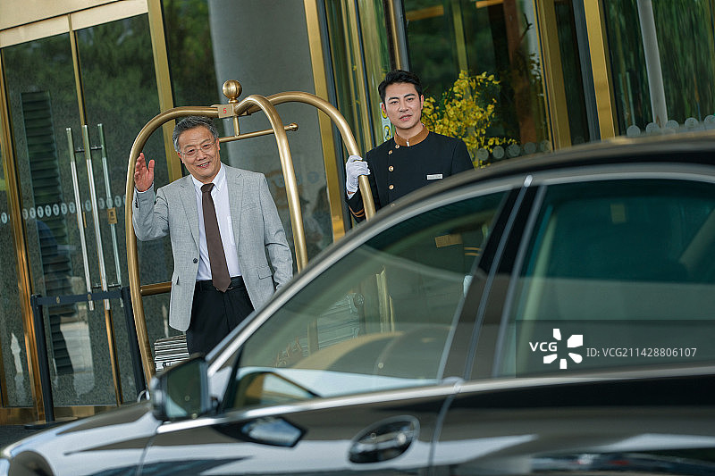 酒店服务人员给顾客装运行李图片素材