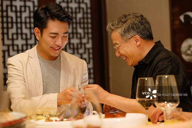 幸福家庭在餐厅用餐图片素材