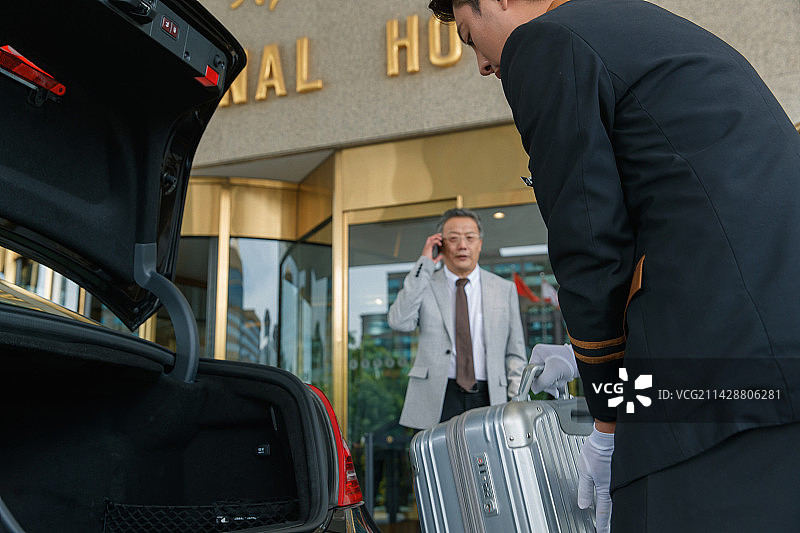 酒店服务人员给顾客装运行李图片素材