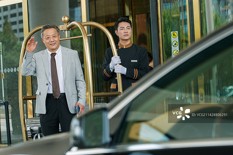 酒店服务人员给顾客装运行李图片素材