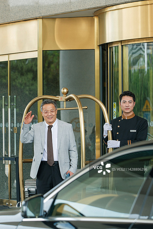 酒店服务人员给顾客装运行李图片素材