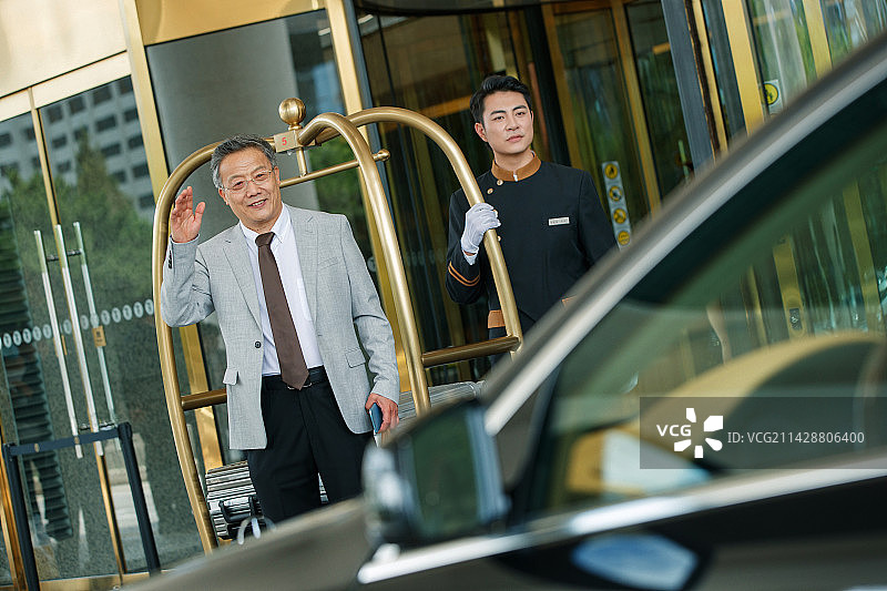 酒店服务人员给顾客装运行李图片素材