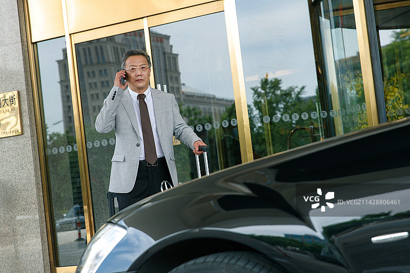 商务男士在酒店门口等待专车图片素材