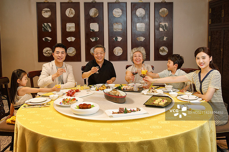 幸福家庭在餐厅用餐图片素材