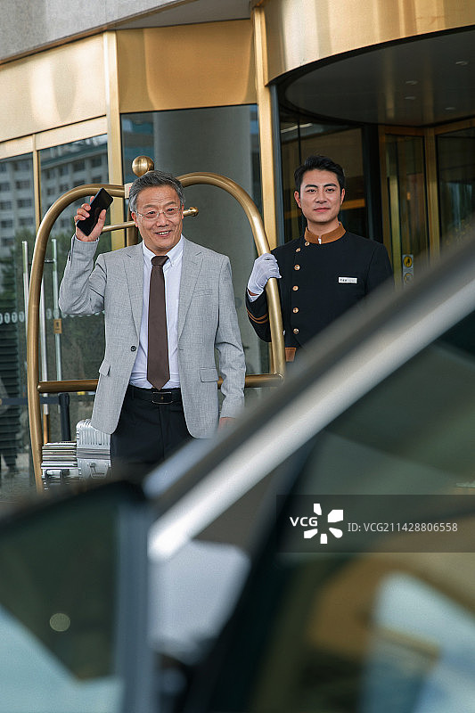 酒店服务人员给顾客装运行李图片素材