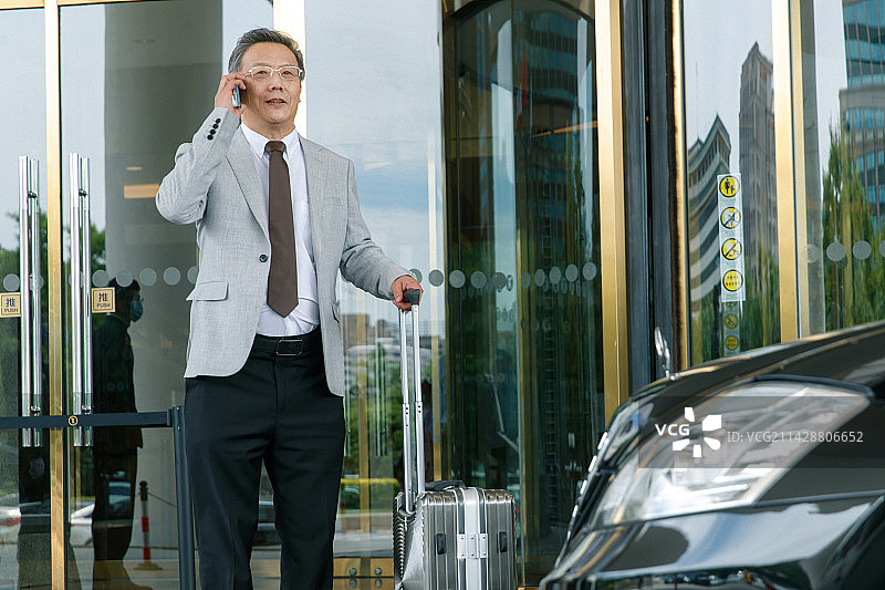 商务男士在酒店门口等待专车图片素材