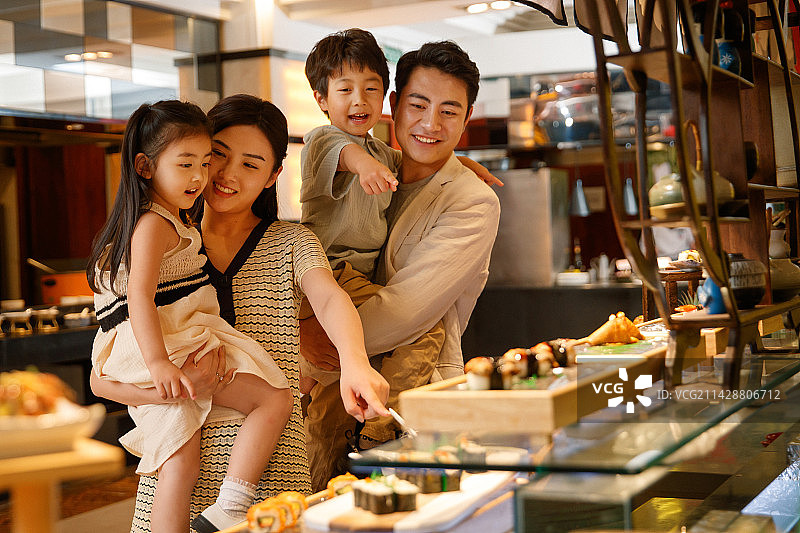 一家四口吃自助餐图片素材