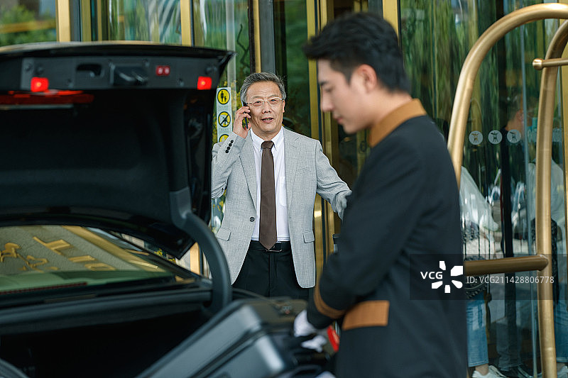 酒店服务人员给顾客装运行李图片素材