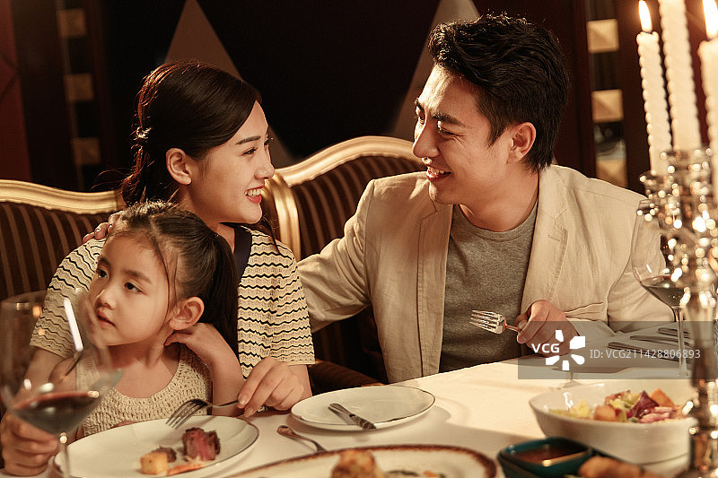幸福家庭在西餐厅用餐图片素材