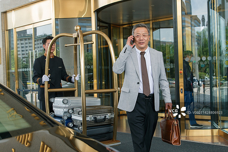 酒店服务人员给顾客装运行李图片素材