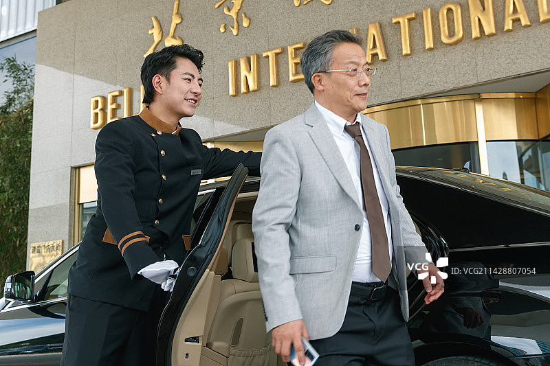 酒店服务人员给顾客打开车门图片素材