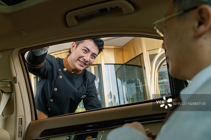 酒店服务人员给顾客打开车门图片素材