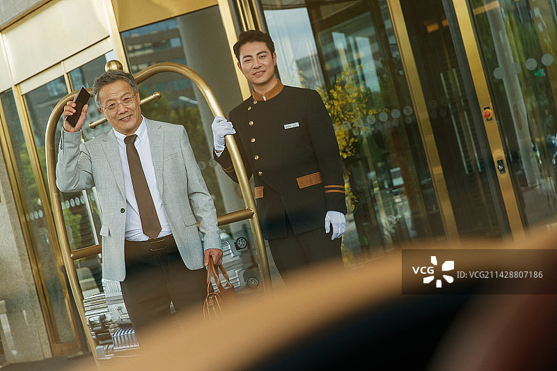 酒店服务人员给顾客装运行李图片素材