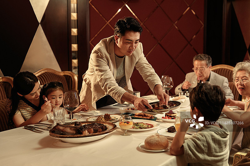 幸福家庭在西餐厅用餐图片素材