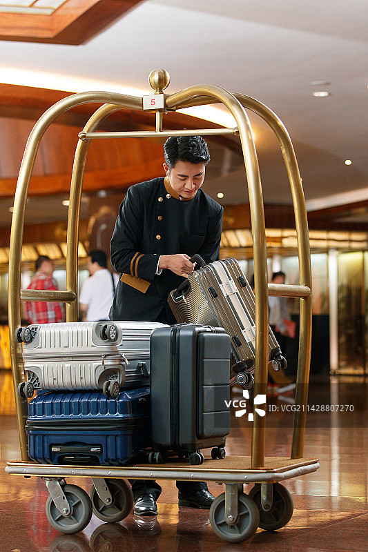 酒店服务人员搬运行李图片素材