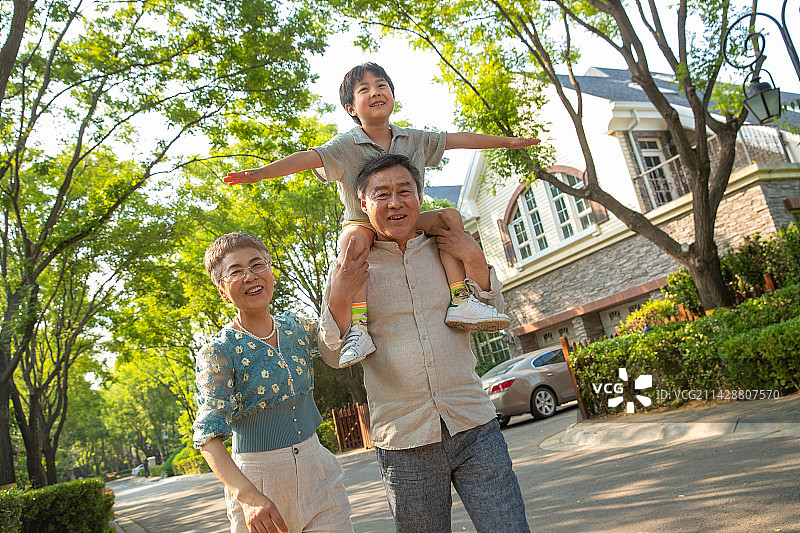 祖孙三人在小区内散步图片素材