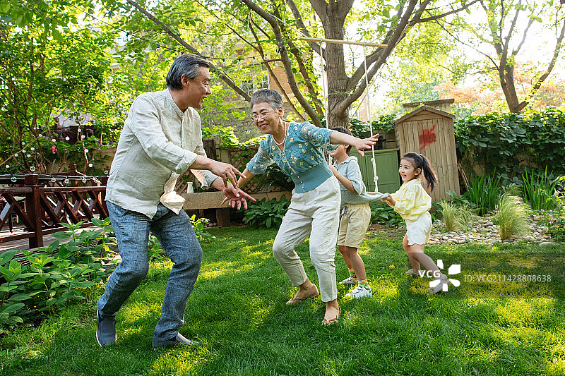 祖孙四人在庭院内做游戏图片素材