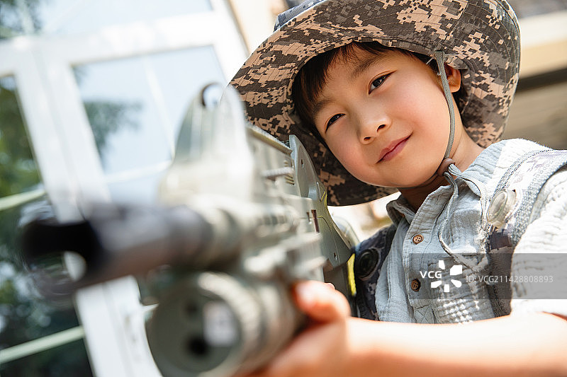 玩真人CS的小男孩图片素材