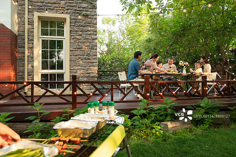 保姆为大家庭准备晚餐图片素材