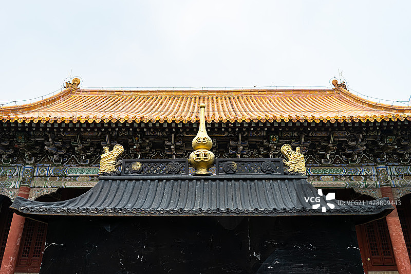 中国山东泰安著名景点泰山旅行旅游目的地风景区，泰山第一行宫岱庙，宏伟的宫殿和香炉，户外白昼无人图像摄图片素材