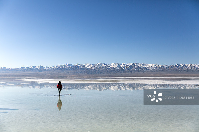 茶卡盐湖倒影 雪山和女孩图片素材
