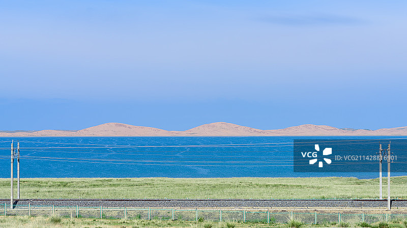 青海湖沙洲及湖边的电气化铁路图片素材