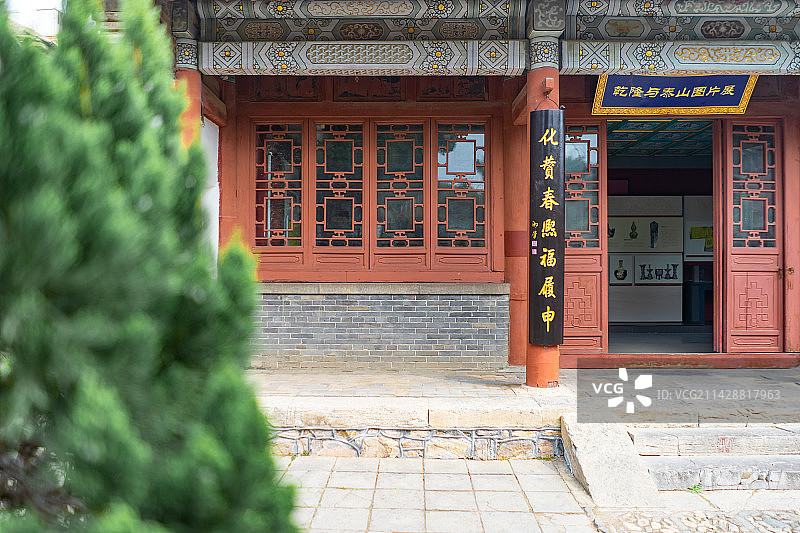 中国山东省泰安市泰山区泰山旅游景区著名景点，古代建筑行宫岱庙里的红色房屋和过道，户外无人图像摄影图片素材