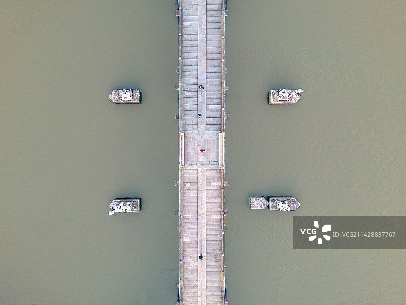 拱宸桥上晨练的身影图片素材