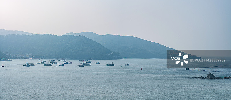 航拍视角下的渔港码头图片素材