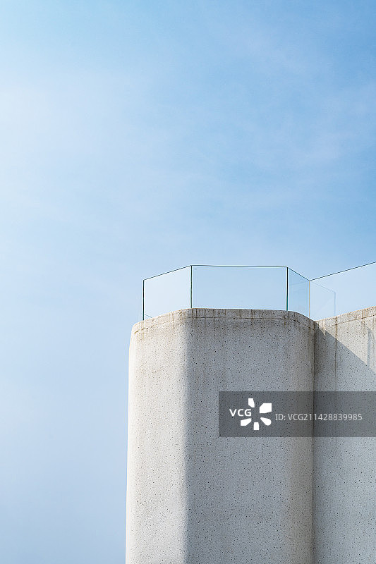 晴朗天空下的阳台露台图片素材