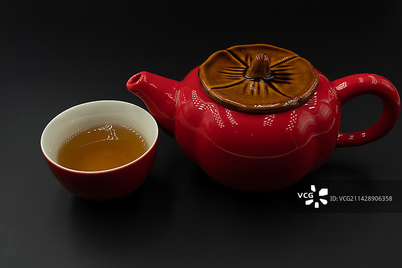 放在桌子上的茶壶和茶杯图片素材
