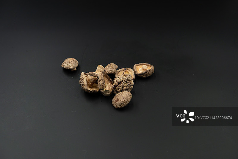 野生蘑菇香菇棚拍特写镜头图片素材