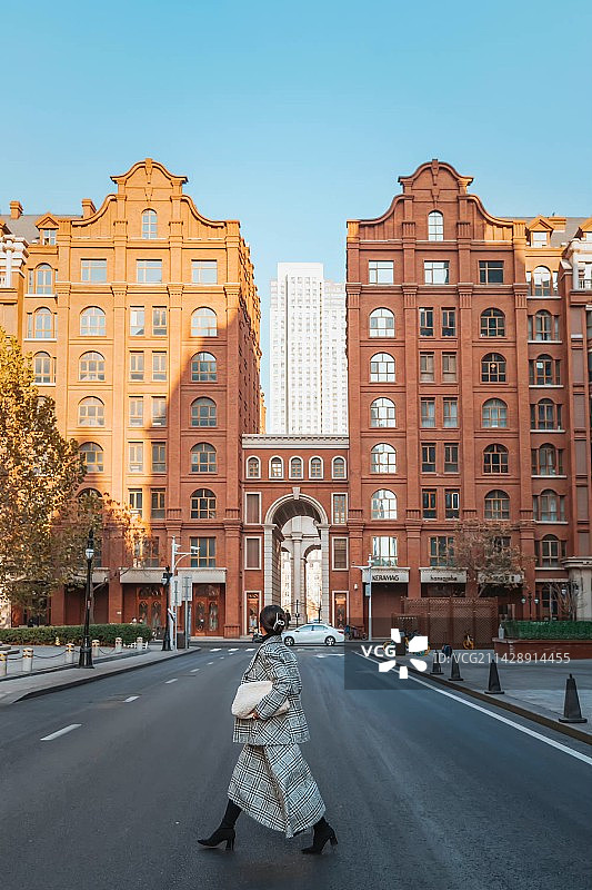 城市街道上行走的女士图图片素材