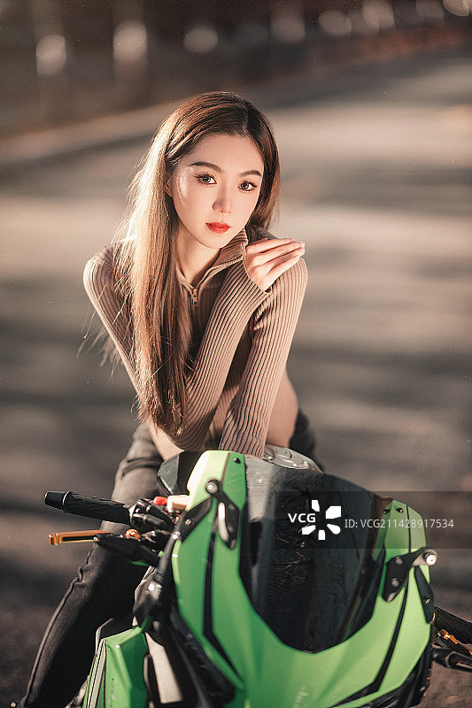 机车女孩涵涵 型号:FKM FK 3GP图片素材