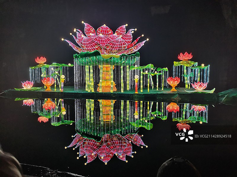 黑色背景下的彩色装饰特写镜头图片素材