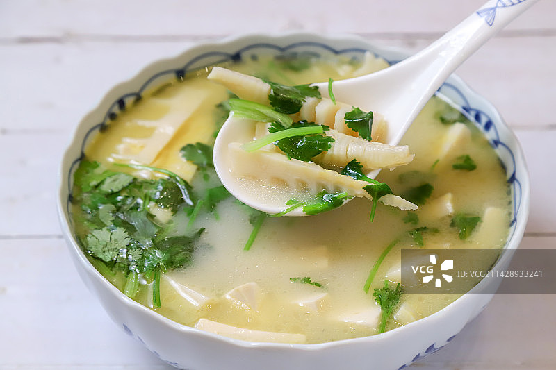 鲜笋豆腐鲫鱼汤图片素材