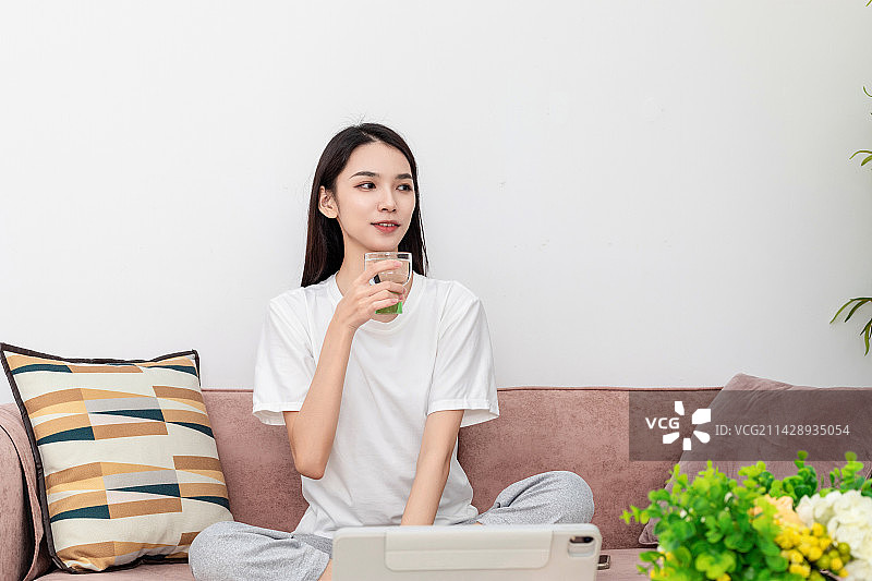 在客厅中休息的一名中国美女图片素材