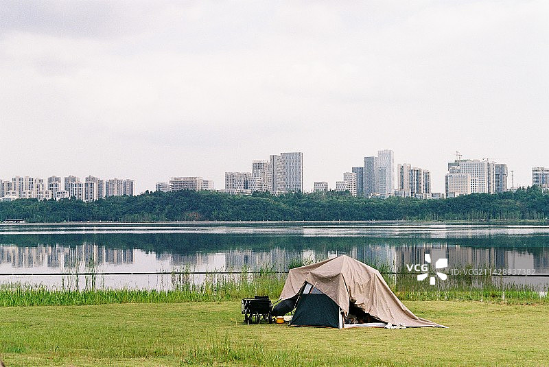 湖边的帐篷图片素材