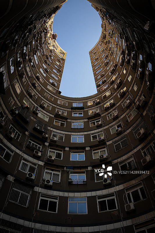 仰拍钥匙孔楼房图片素材