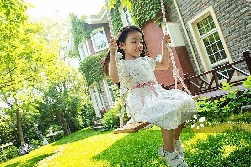 漂亮快乐的小女孩荡秋千图片素材