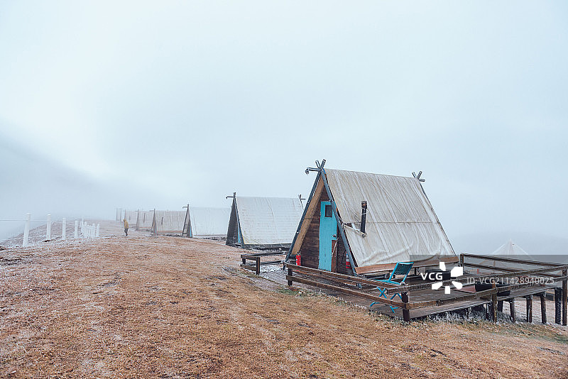 雅安轿顶山的小木屋图片素材